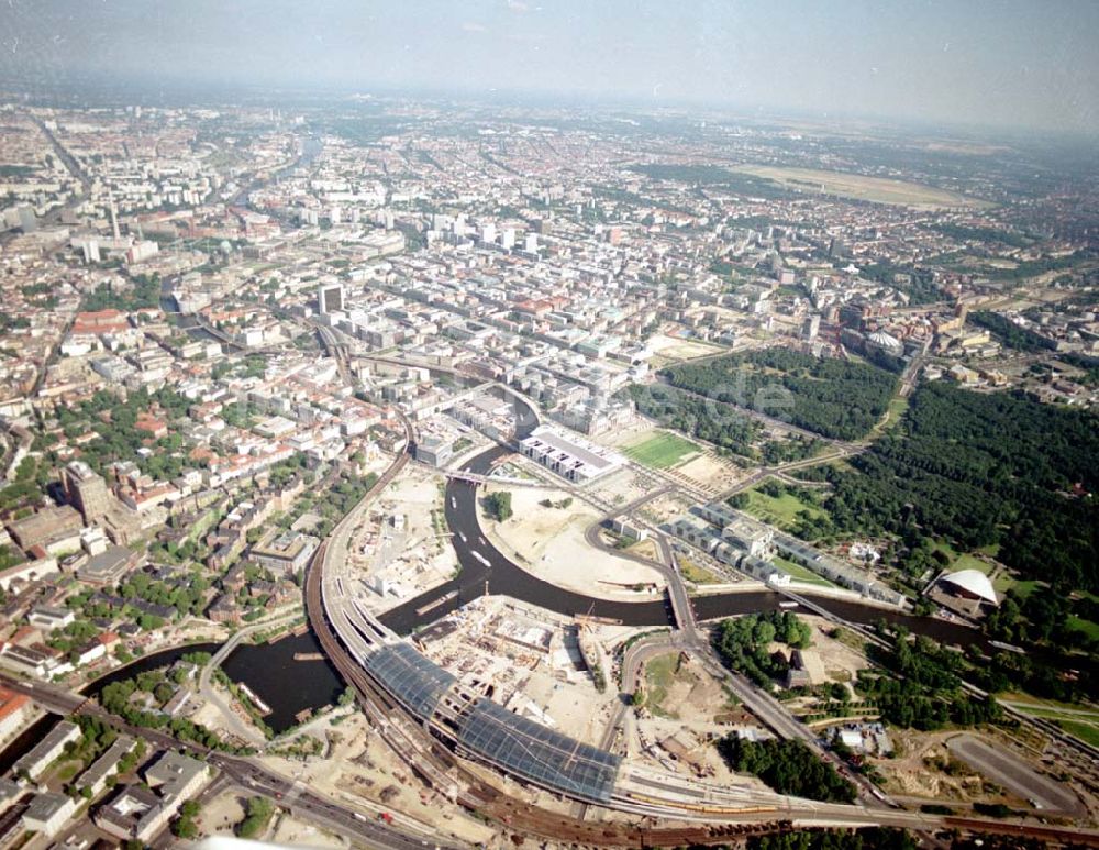 Luftbild Berlin - Tiergarten - Bereich am Lehrter Bahnhof / Regierungsviertel im Tiergarten. 08.07.02