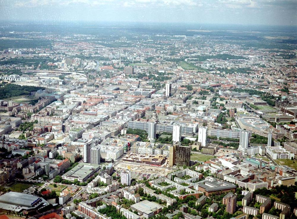 Berlin - Kreuzberg aus der Vogelperspektive: Bereich am Neubau des Springer-Verlages an der Springer Straße in Berlin - Kreuzberg.