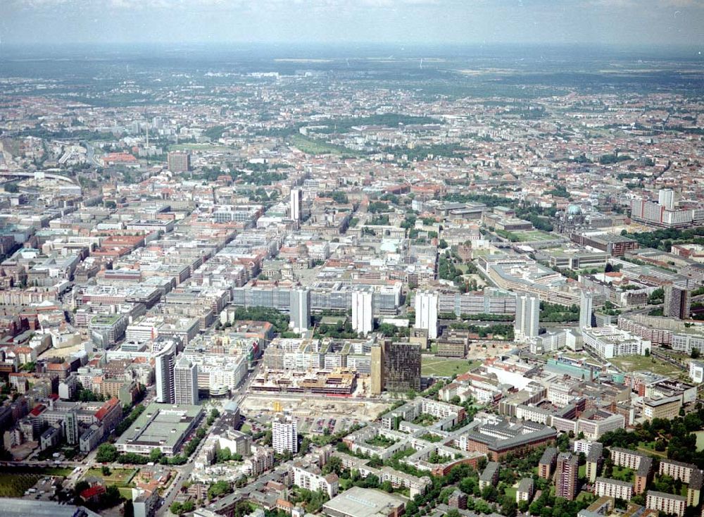 Luftbild Berlin - Kreuzberg - Bereich am Neubau des Springer-Verlages an der Springer Straße in Berlin - Kreuzberg.