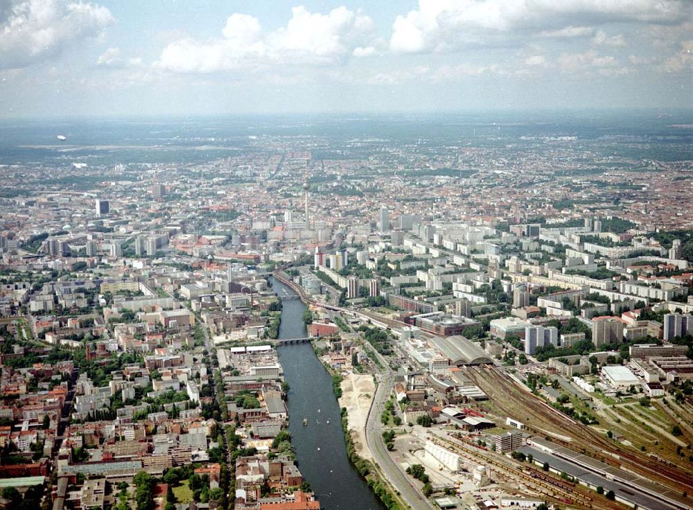 Luftaufnahme Berlin - Friedrichshain / Kreuzberg - Bereich an der Oberbaumbrücke von Osten her in Berlin - Kreuzberg / Friedrichshain