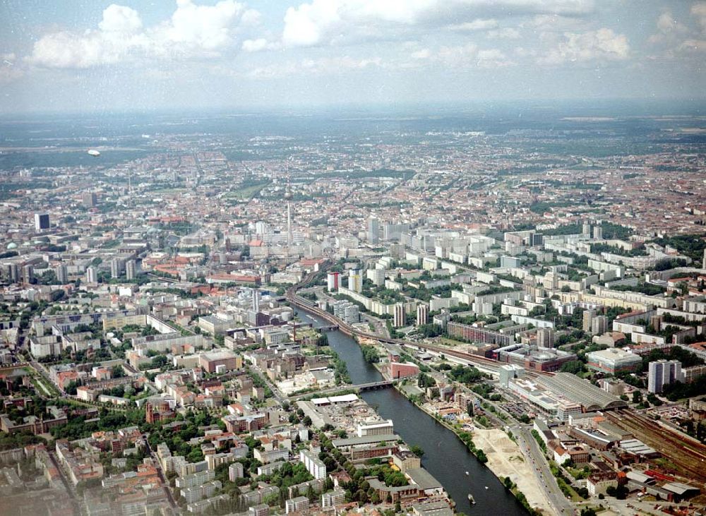 Berlin - Friedrichshain / Kreuzberg von oben - Bereich an der Oberbaumbrücke von Osten her in Berlin - Kreuzberg / Friedrichshain