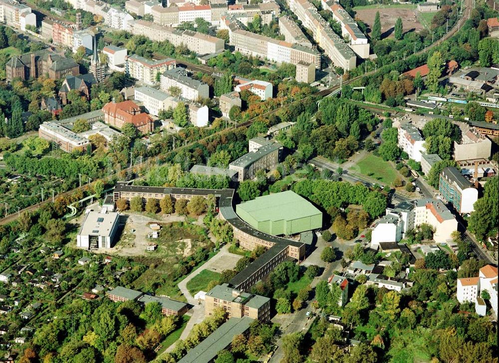 Luftaufnahme Berlin - Lichtenberg - Bereich Schlichtstraße / Ecke Fischerstraße - Nähe Nöldnerplatz in Berlin - Lichtenberg.