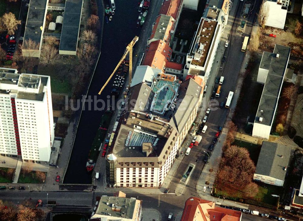 Luftaufnahme Berlin - Bereich Wallstraße, Fischerinsel in Berlin - Mitte mit dem Umbau des Büro- und Geschäftshauses an der Wallstraße 76-79 und Märkisches Ufer Nr