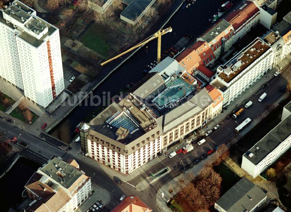 Berlin von oben - Bereich Wallstraße, Fischerinsel in Berlin - Mitte mit dem Umbau des Büro- und Geschäftshauses an der Wallstraße 76-79 und Märkisches Ufer Nr