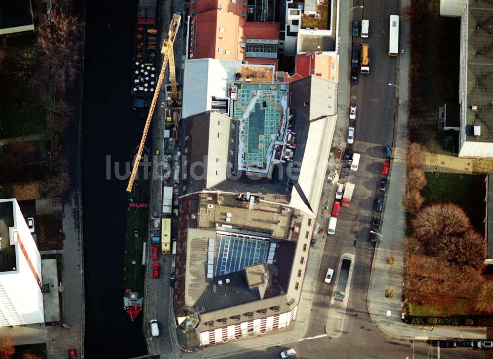 Berlin aus der Vogelperspektive: Bereich Wallstraße, Fischerinsel in Berlin - Mitte mit dem Umbau des Büro- und Geschäftshauses an der Wallstraße 76-79 und Märkisches Ufer Nr