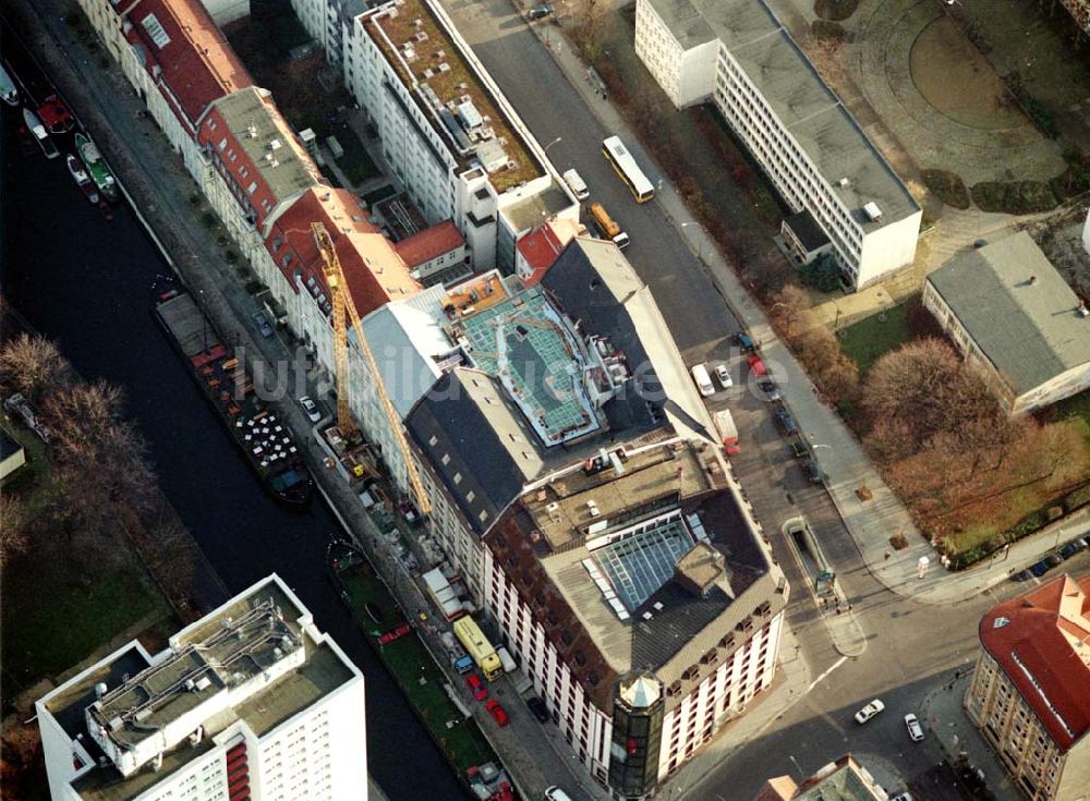 Luftbild Berlin - Bereich Wallstraße, Fischerinsel in Berlin - Mitte mit dem Umbau des Büro- und Geschäftshauses an der Wallstraße 76-79 und Märkisches Ufer Nr