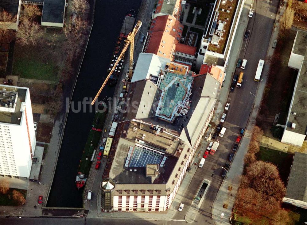 Berlin von oben - Bereich Wallstraße, Fischerinsel in Berlin - Mitte mit dem Umbau des Büro- und Geschäftshauses an der Wallstraße 76-79 und Märkisches Ufer Nr