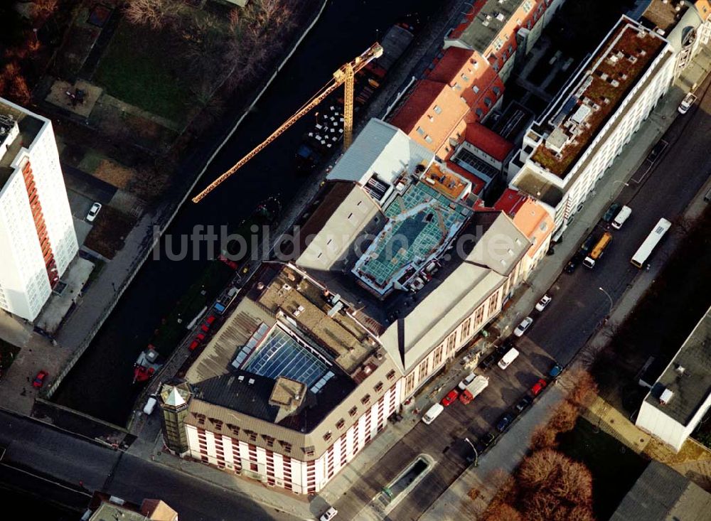 Berlin aus der Vogelperspektive: Bereich Wallstraße, Fischerinsel in Berlin - Mitte mit dem Umbau des Büro- und Geschäftshauses an der Wallstraße 76-79 und Märkisches Ufer Nr