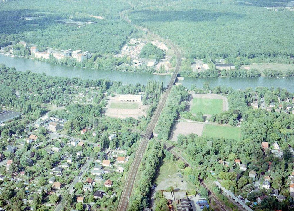 Berlin - Köpenick aus der Vogelperspektive: Bereich zwischen dem Ernst-Grube-Parj und Stadion in Berlin - Köpenick und der Kleingartensiedlung an der Köllnischen Heide in Berlin - Ádlershof (Treptow)