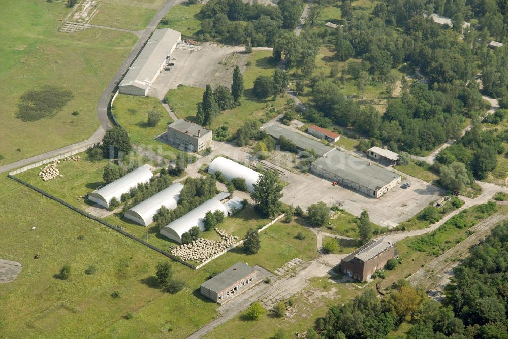 BRANDENBURG BRIEST aus der Vogelperspektive: Bereiche des alten NVA / Bundeswehr - Flugplatz Briest