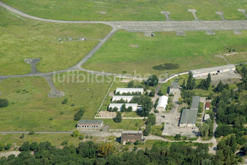 Luftaufnahme BRANDENBURG BRIEST - Bereiche des alten NVA / Bundeswehr - Flugplatz Briest