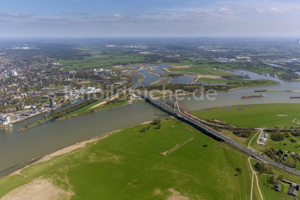 Luftbild Wesel - Überführung der Bundesstraße B 58 durch die Rhein- Brücke in Wesel im Bundesland Nordrhein-Westfalen