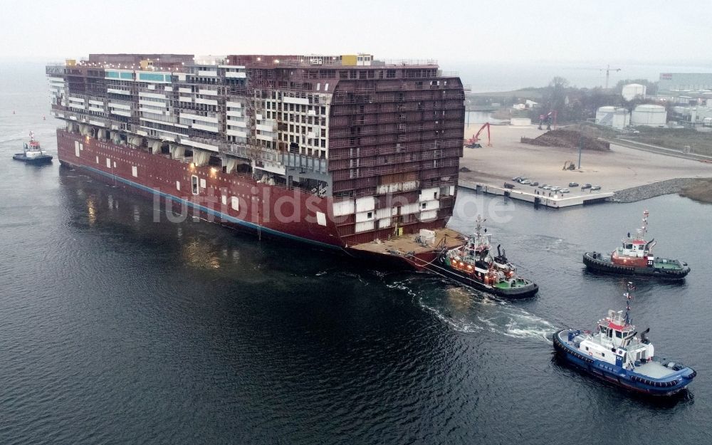 Luftaufnahme Wismar - Überführung eines Mittelschiffes der Global- Klasse in der Werft in Wismar im Bundesland Mecklenburg-Vorpommern, Deutschland