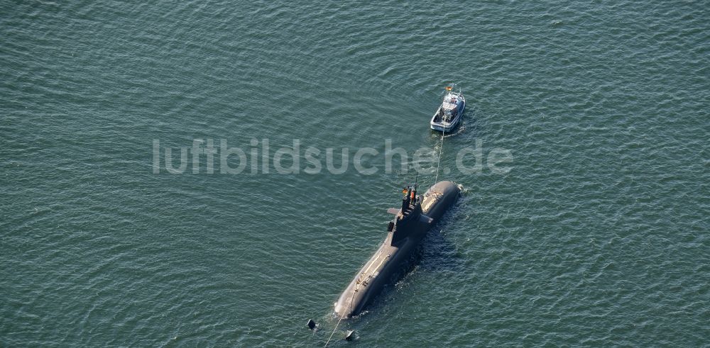 Kiel aus der Vogelperspektive: Überführungs- Fahrt eines U-Bootes der Marine in Kiel im Bundesland Schleswig-Holstein