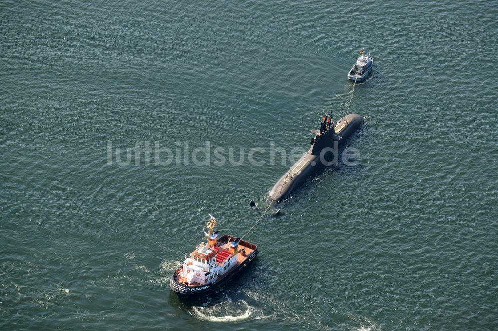 Luftbild Kiel - Überführungs- Fahrt eines U-Bootes der Marine in Kiel im Bundesland Schleswig-Holstein