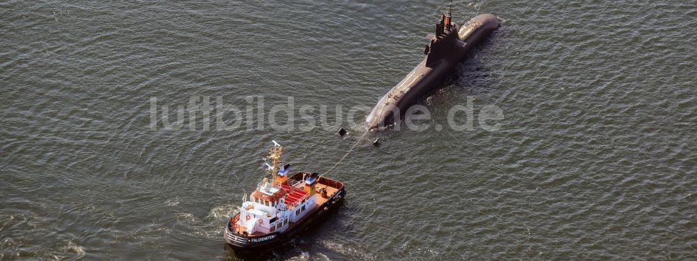 Kiel aus der Vogelperspektive: Überführungs- Fahrt eines U-Bootes der Marine in Kiel im Bundesland Schleswig-Holstein