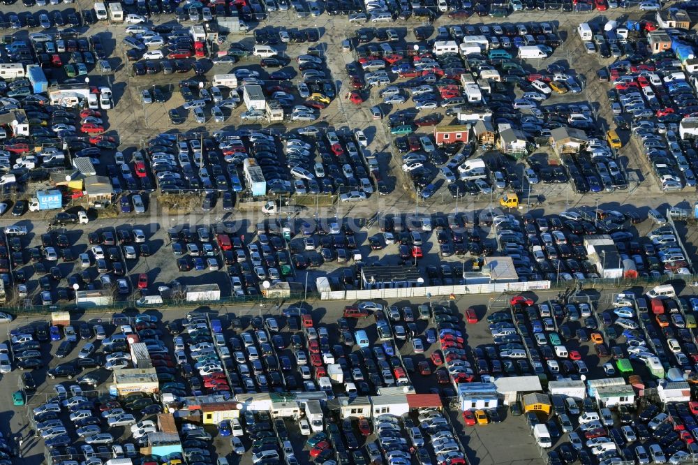 Luftbild Berlin - Überfüllte Gebrauchtwagenhandels- Lager am Automarkt Köpenicker Landstraße / Schnellerstraße in Berlin - Schöneweide