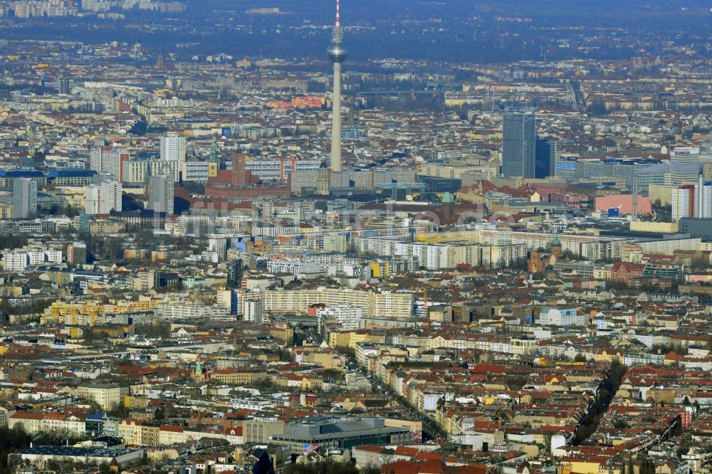 Berlin aus der Vogelperspektive: Überfüllte Gebrauchtwagenhandels- Lager am Automarkt Köpenicker Landstraße / Schnellerstraße in Berlin - Schöneweide