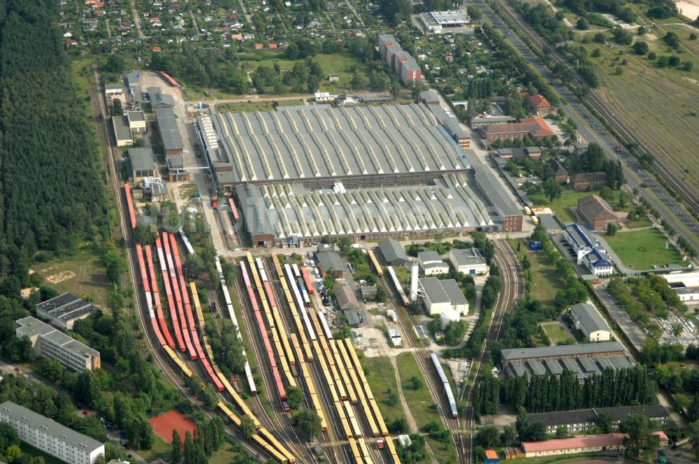 Luftbild Berlin - überfüllten Abstellgleise vor den Reparaturhallen der S-Bahn-Hauptwerkstatt in Berlin-Schöneweide