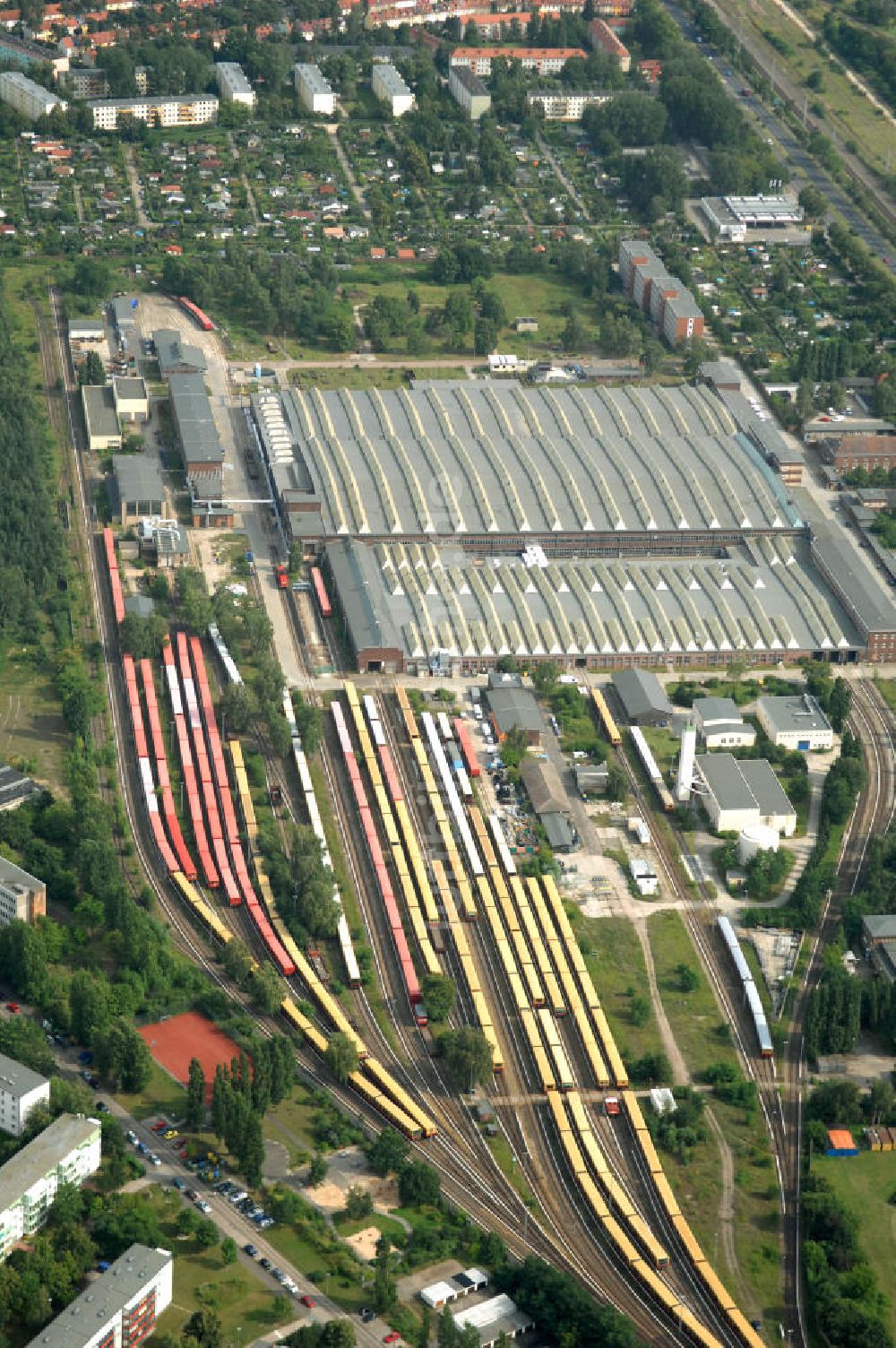 Luftaufnahme Berlin - überfüllten Abstellgleise vor den Reparaturhallen der S-Bahn-Hauptwerkstatt in Berlin-Schöneweide