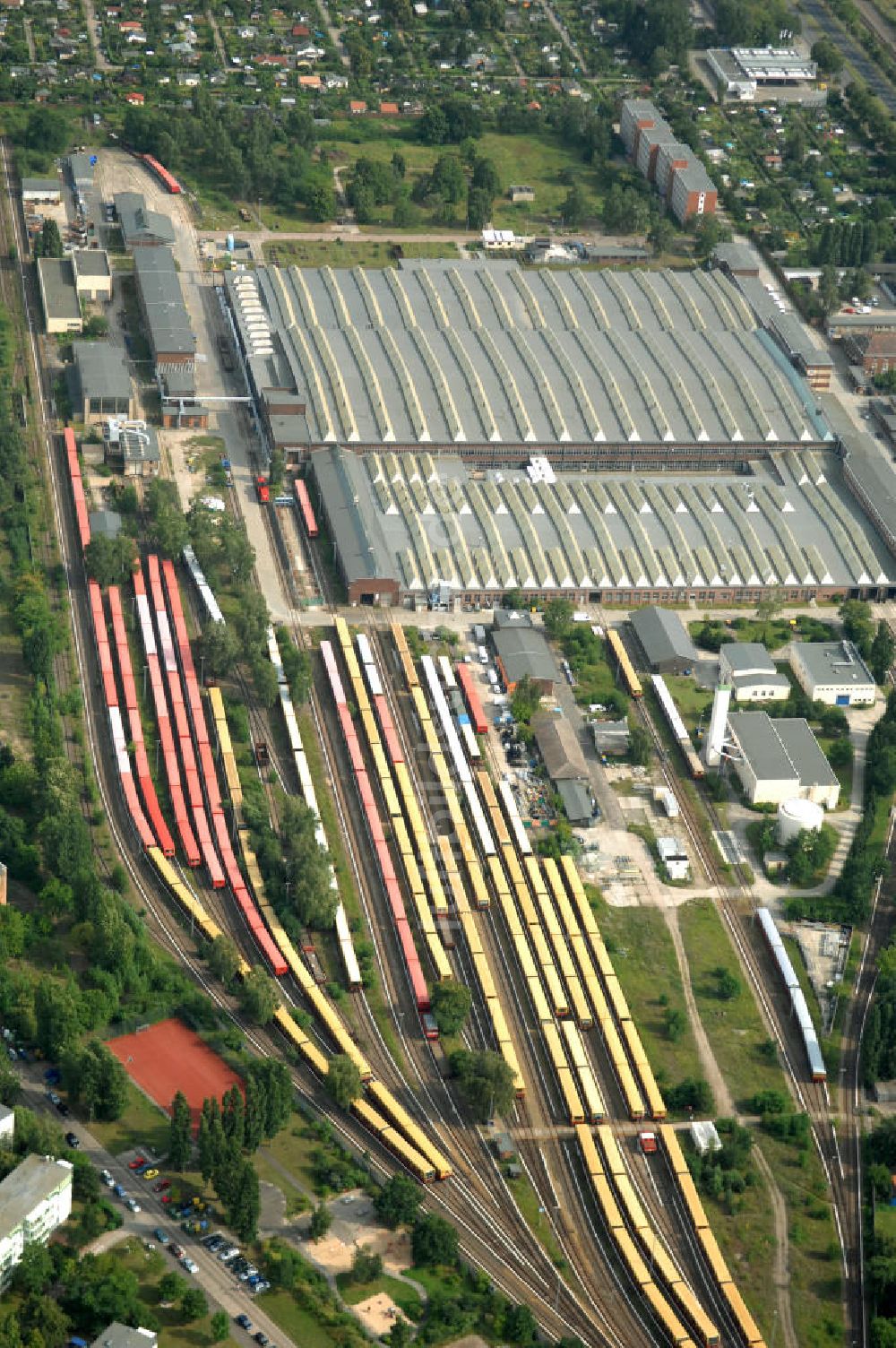 Berlin von oben - überfüllten Abstellgleise vor den Reparaturhallen der S-Bahn-Hauptwerkstatt in Berlin-Schöneweide