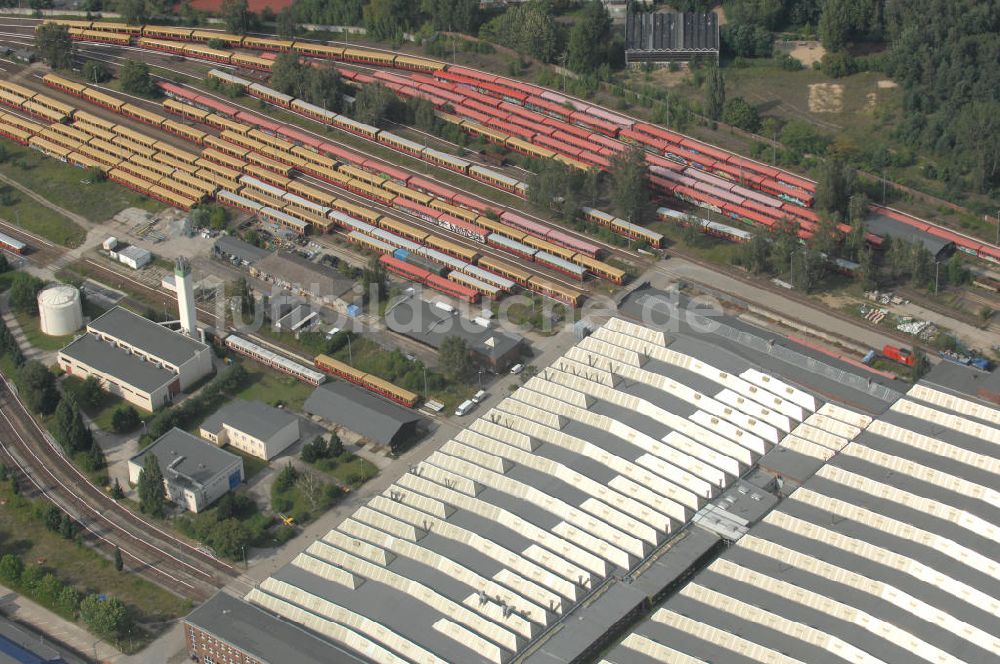 Luftaufnahme Berlin - überfüllten Abstellgleise vor den Reparaturhallen der S-Bahn-Hauptwerkstatt in Berlin-Schöneweide