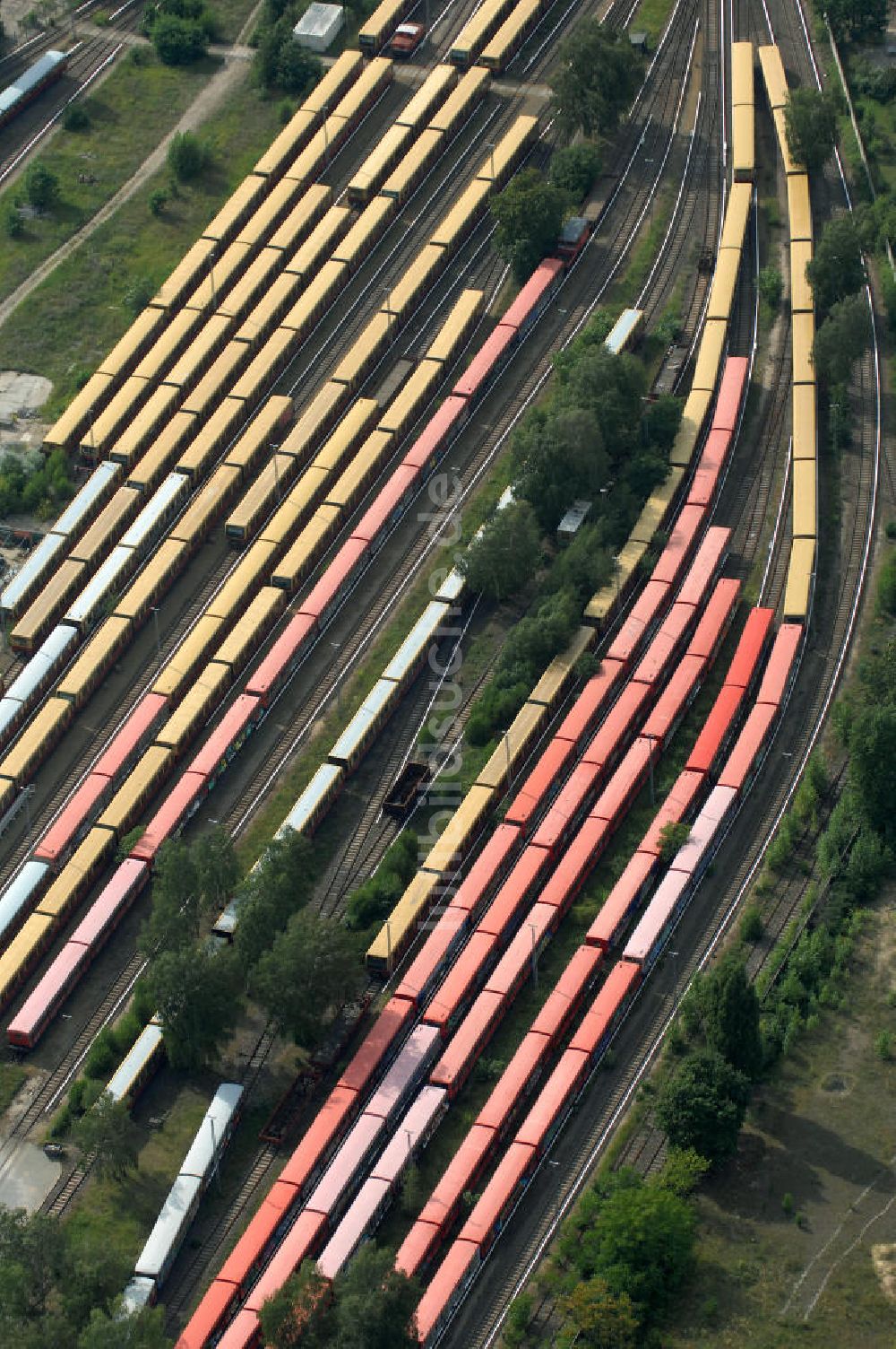 Berlin von oben - überfüllten Abstellgleise vor den Reparaturhallen der S-Bahn-Hauptwerkstatt in Berlin-Schöneweide