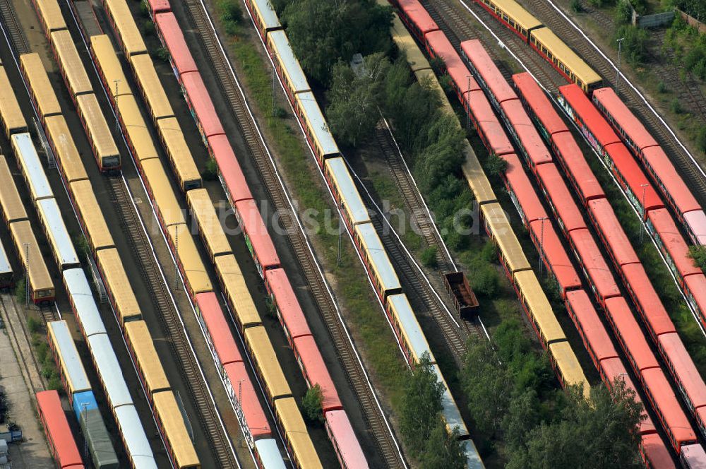 Berlin von oben - überfüllten Abstellgleise vor den Reparaturhallen der S-Bahn-Hauptwerkstatt in Berlin-Schöneweide