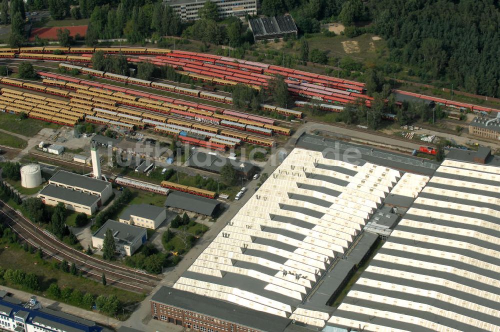 Berlin aus der Vogelperspektive: überfüllten Abstellgleise vor den Reparaturhallen der S-Bahn-Hauptwerkstatt in Berlin-Schöneweide