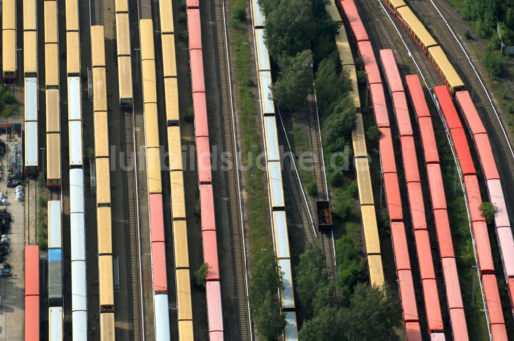 Luftaufnahme Berlin - überfüllten Abstellgleise vor den Reparaturhallen der S-Bahn-Hauptwerkstatt in Berlin-Schöneweide