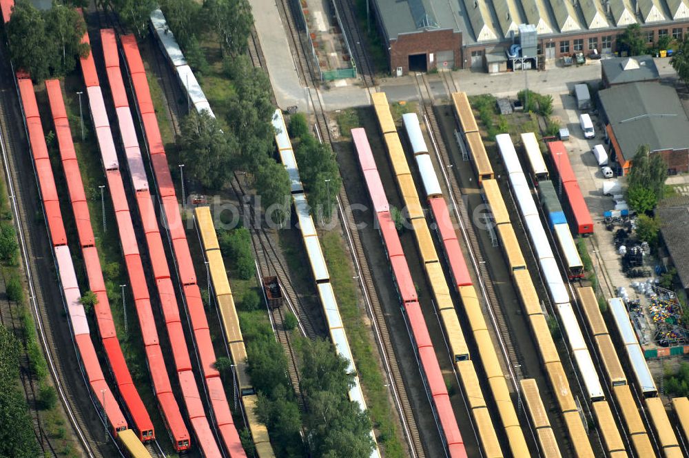 Luftbild Berlin - überfüllten Abstellgleise vor den Reparaturhallen der S-Bahn-Hauptwerkstatt in Berlin-Schöneweide