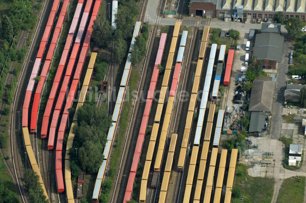 Berlin von oben - überfüllten Abstellgleise vor den Reparaturhallen der S-Bahn-Hauptwerkstatt in Berlin-Schöneweide