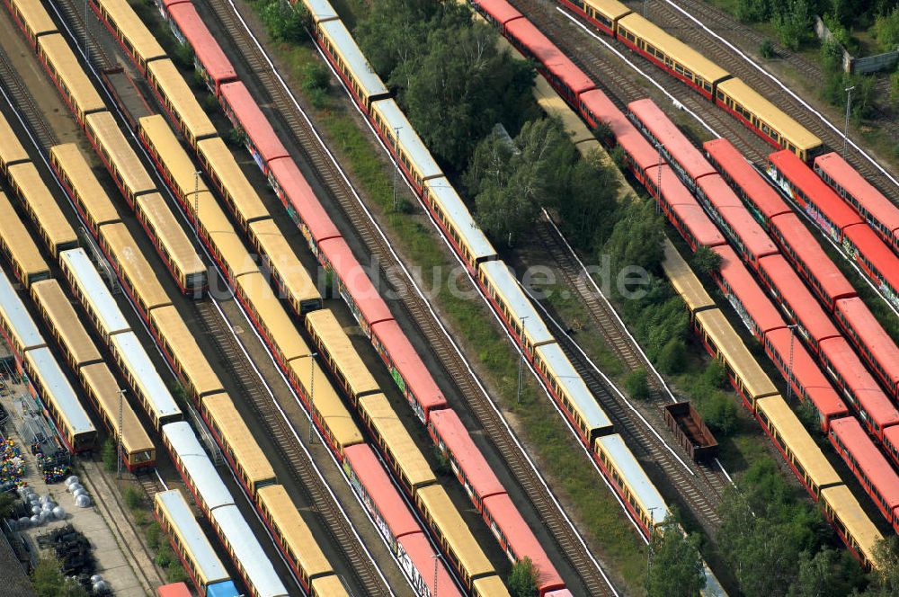 Berlin von oben - überfüllten Abstellgleise vor den Reparaturhallen der S-Bahn-Hauptwerkstatt in Berlin-Schöneweide