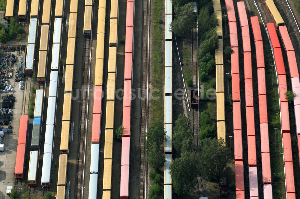 Berlin aus der Vogelperspektive: überfüllten Abstellgleise vor den Reparaturhallen der S-Bahn-Hauptwerkstatt in Berlin-Schöneweide