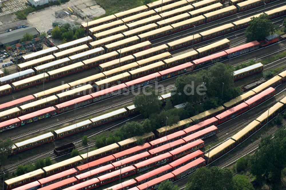 Luftaufnahme Berlin - überfüllten Abstellgleise vor den Reparaturhallen der S-Bahn-Hauptwerkstatt in Berlin-Schöneweide