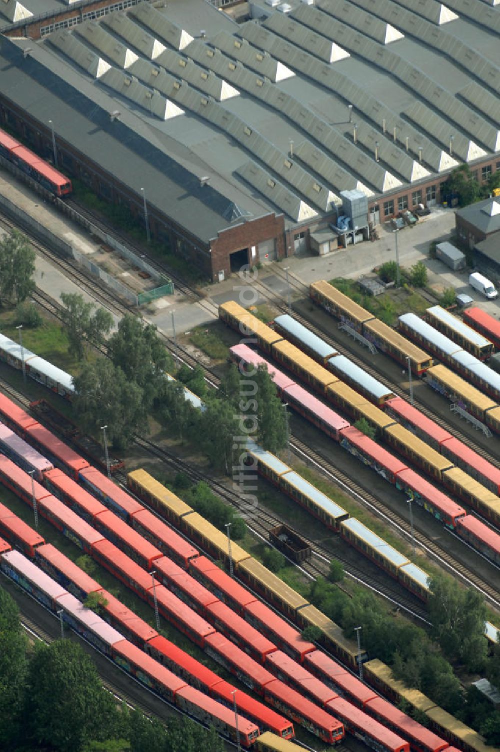 Berlin von oben - überfüllten Abstellgleise vor den Reparaturhallen der S-Bahn-Hauptwerkstatt in Berlin-Schöneweide