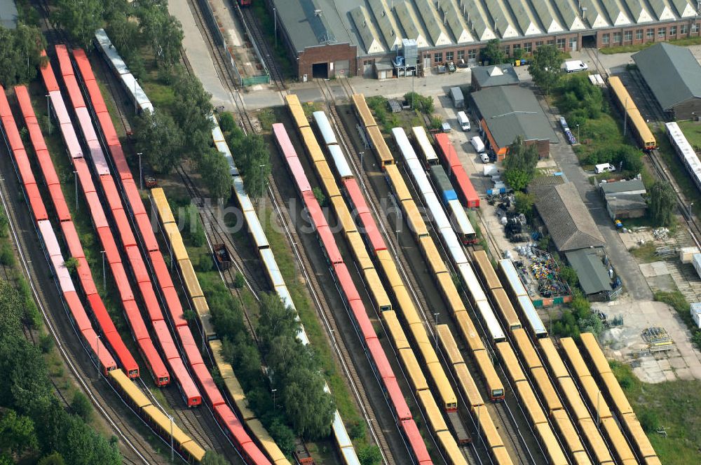 Berlin aus der Vogelperspektive: überfüllten Abstellgleise vor den Reparaturhallen der S-Bahn-Hauptwerkstatt in Berlin-Schöneweide