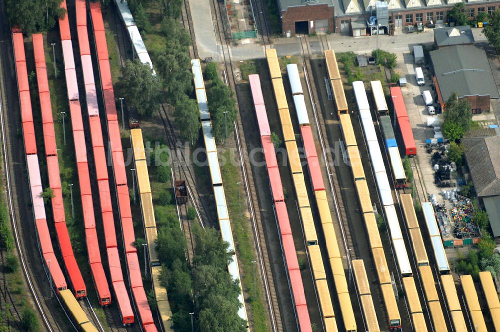 Luftbild Berlin - überfüllten Abstellgleise vor den Reparaturhallen der S-Bahn-Hauptwerkstatt in Berlin-Schöneweide