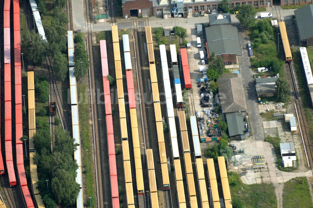 Luftaufnahme Berlin - überfüllten Abstellgleise vor den Reparaturhallen der S-Bahn-Hauptwerkstatt in Berlin-Schöneweide