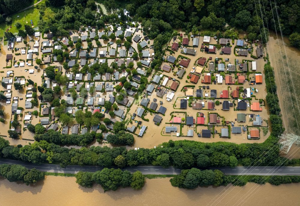 Hattingen von oben - Überflutete Ferienhaus Anlage Freizeitdomizil Ruhrtal in Hattingen im Bundesland Nordrhein-Westfalen, Deutschland