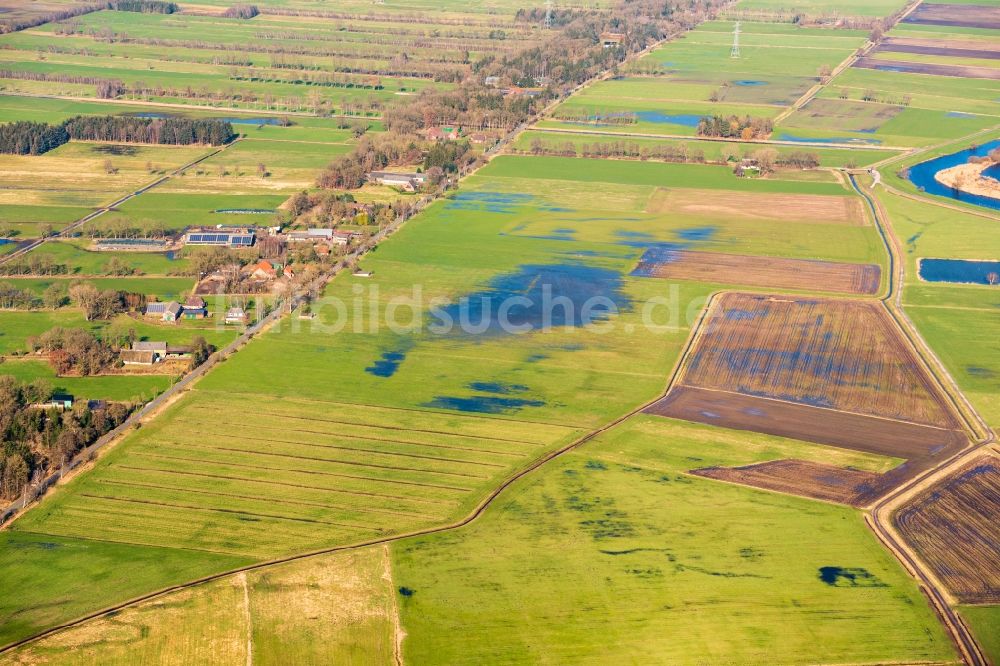 Luftaufnahme Bremervörde - Überflutete Flutungswiesen am Hochwasser- Pegel führenden Flußbett in Bremervörde im Bundesland Niedersachsen, Deutschland