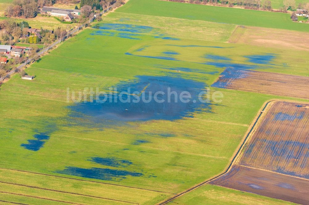 Bremervörde von oben - Überflutete Flutungswiesen am Hochwasser- Pegel führenden Flußbett in Bremervörde im Bundesland Niedersachsen, Deutschland