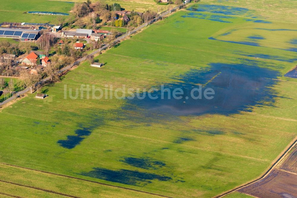 Bremervörde aus der Vogelperspektive: Überflutete Flutungswiesen am Hochwasser- Pegel führenden Flußbett in Bremervörde im Bundesland Niedersachsen, Deutschland