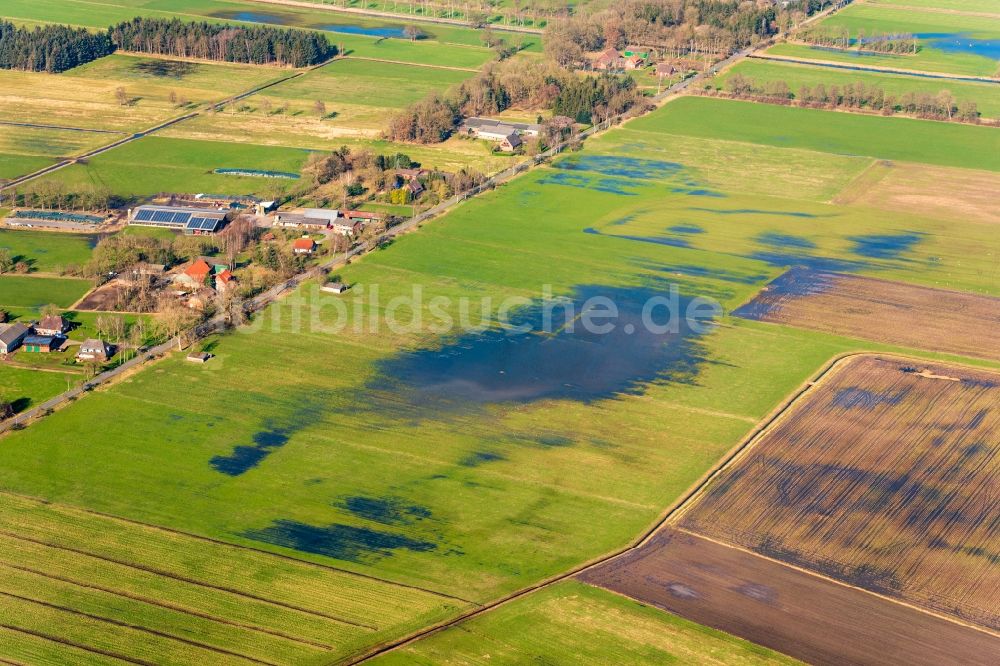 Luftbild Bremervörde - Überflutete Flutungswiesen am Hochwasser- Pegel führenden Flußbett in Bremervörde im Bundesland Niedersachsen, Deutschland