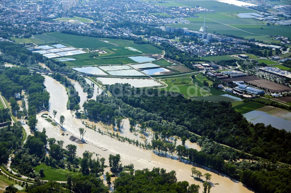 Luftbild Plattling - Überflutete Flutungswiesen am Hochwasser- Pegel führenden Flußbett der Isar in Plattling im Bundesland Bayern, Deutschland