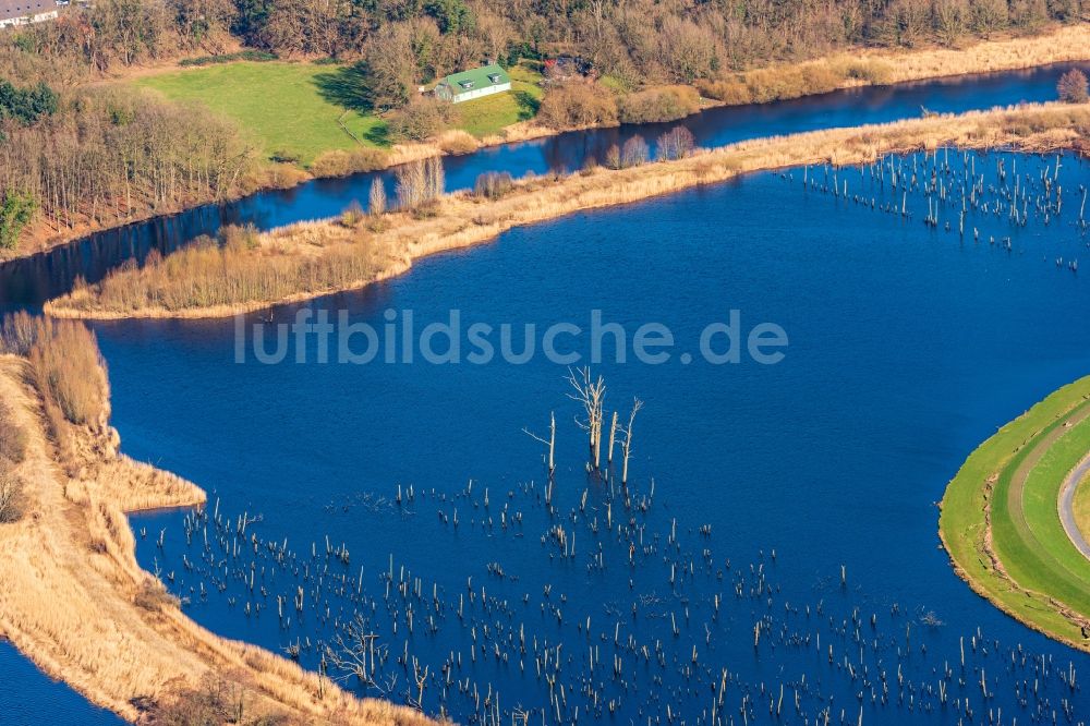 Estorf aus der Vogelperspektive: Überflutete Flutungswiesen am Hochwasser- Pegel führenden Flußbett des Naturschutzgebiet Osteschleifen in Estorf im Bundesland Niedersachsen, Deutschland