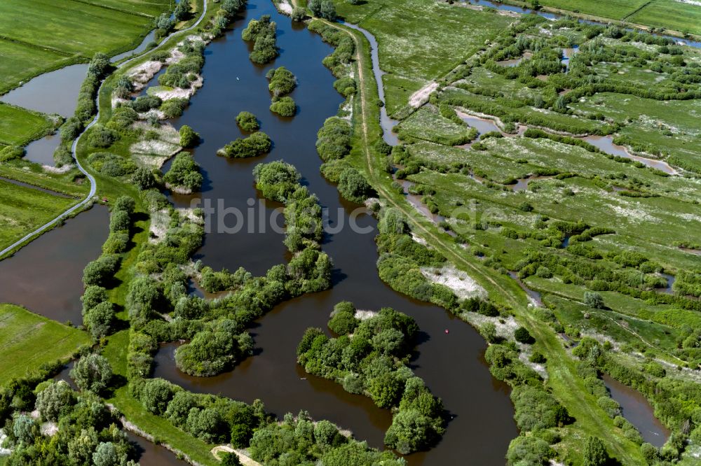 Bremen aus der Vogelperspektive: Überflutete Flutungswiesen am Hochwasser- Pegel führenden Flußbett Ochtum in Bremen, Deutschland