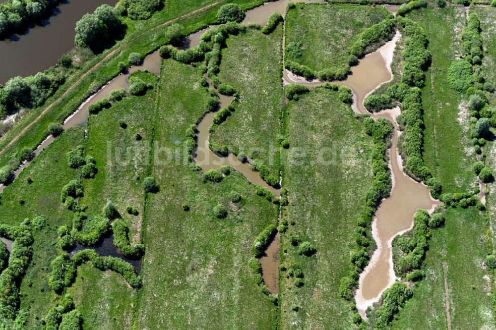 Luftaufnahme Bremen - Überflutete Flutungswiesen am Hochwasser- Pegel führenden Flußbett Ochtum in Bremen, Deutschland