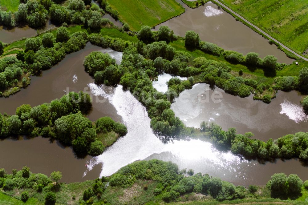 Bremen von oben - Überflutete Flutungswiesen am Hochwasser- Pegel führenden Flußbett Ochtum in Bremen, Deutschland