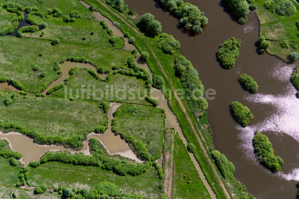 Bremen aus der Vogelperspektive: Überflutete Flutungswiesen am Hochwasser- Pegel führenden Flußbett Ochtum in Bremen, Deutschland